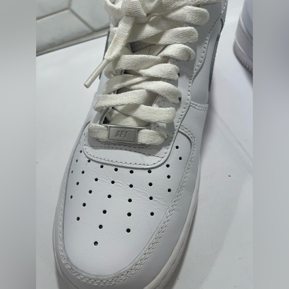 Nike Air Force 1 Low Sneakers Size 10 White Woman's DD8959-100 Great Shape - Picture 13 of 16
